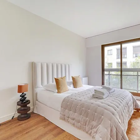Modern With Balcony-2br For 6p - Apartment